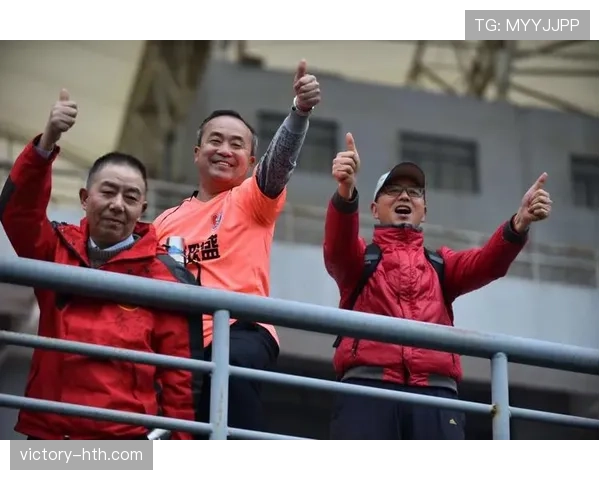 中国国家队球迷红军团激情助威，助球队状态回暖