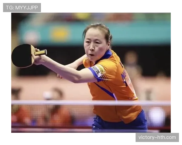 肖若腾赛前啃鸡腿，教练在旁边急得直拍大腿